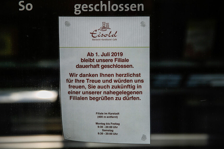 Ein Schild an der Tür weist auf die Schließung hin.
