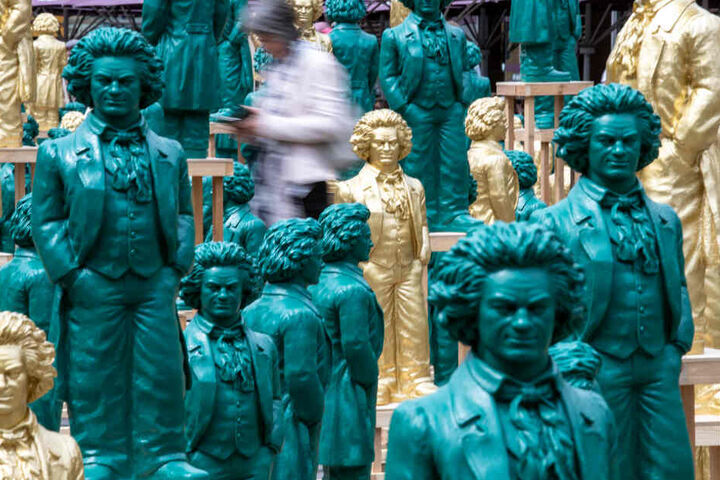 Lächelnde Beethoven-Statuen, Kunstwerke des Konzeptkünstlers und Bildhauers Ottmar Hörl, stehen auf dem Münsterplatz.