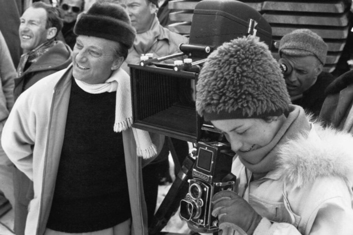 Li Erben in jungen Jahren in Aktion am Filmset.