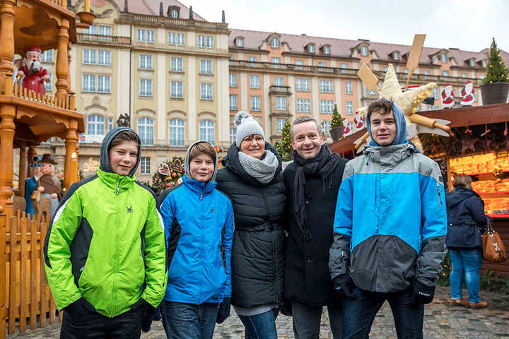 David Jira (44) ist mit Ehefrau Veronika (42) und den drei Söhnen Kuba (12), Vojta (12) und Matej (15) extra aus Prag angereist: "Wir geben dem Markt vier Sterne. Es ist sehr weihnachtlich und schön dekoriert. Das Angebot ist schön. Nur alles etwas teuer.