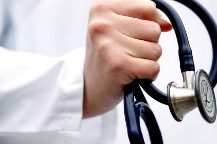 An den kommunalen Krankenhäusern im Freistaat planen die Ärzte einen Warnstreik.