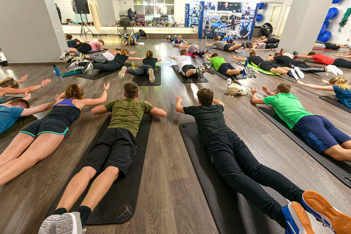 Zwei Dutzend Interessierte schwitzten im Dresdner "All Inclusive"-Fitnessstudio unter Anleitung von Bundespolizisten.