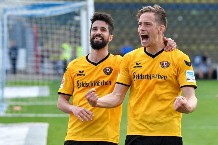 Nils Teixeira (li.) und Jannik Müller bejubeln Müllers Treffer gegen den KSC.