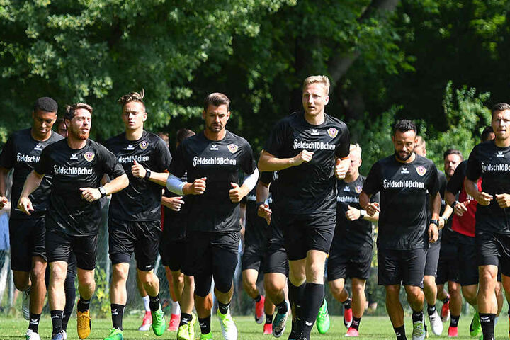 200 Zaungäste waren beim Trainingsauftakt dabei und nahmen vor allem die Neuzugänge unter die Lupe.