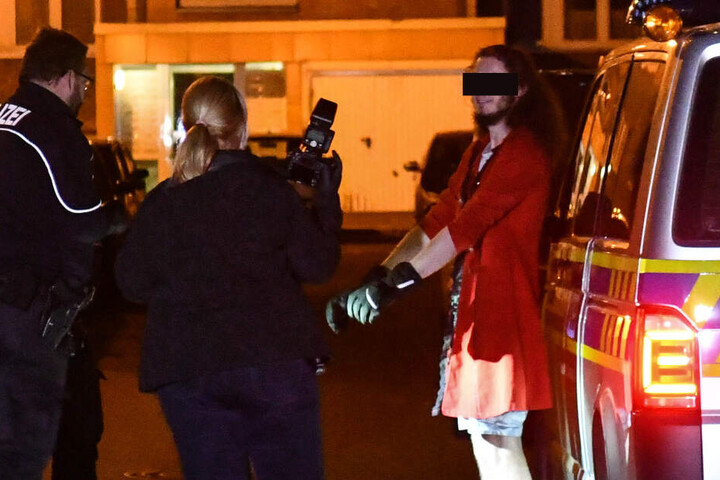 Der tatverdächtige Sohn (18) wurde vorläufig festgenommen.