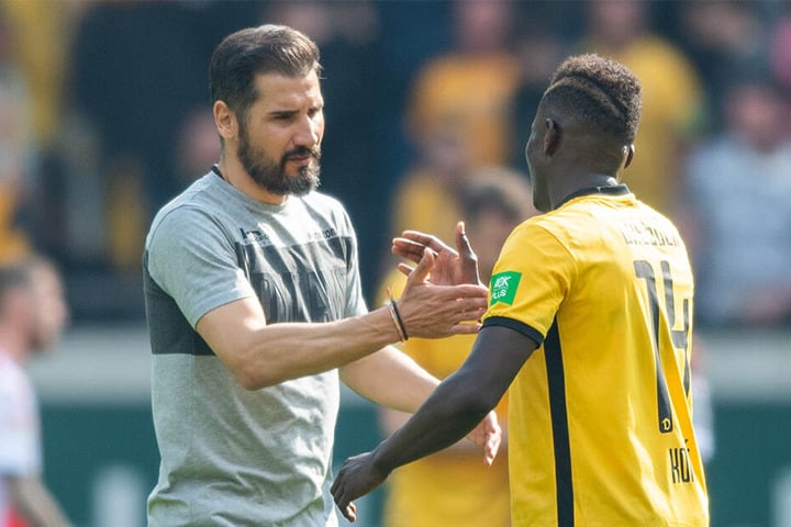 Cristian Fiel beglückwünscht nach Abpfiff der Partie Moussa Koné. Darf sich "Fielo" nächste Saison über Klingenburg freuen?