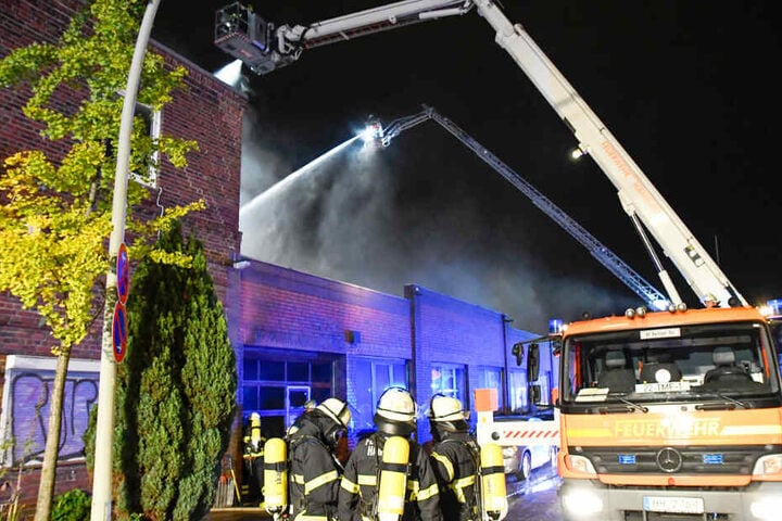 Mehr als 130 Feuerwehrleute waren bei dem Großbrand im Einsatz.