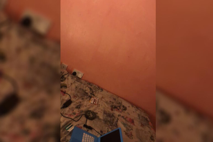 Zum Beweis, dass nichts an der Wand hängt.