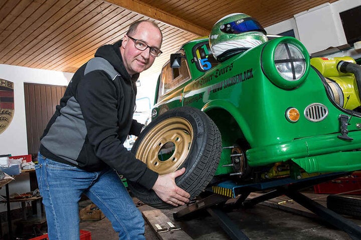 Wenn Maximilian Paul im Kart über die Rennpisten fegt, packt Vater Tobias in der Werkstatt des Renntrabis mit an.