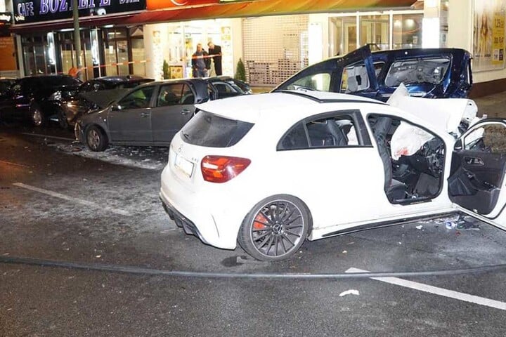 Der weiße Mercedes AMG A 45 knallte nahezu ungebremst in geparkte Autos.