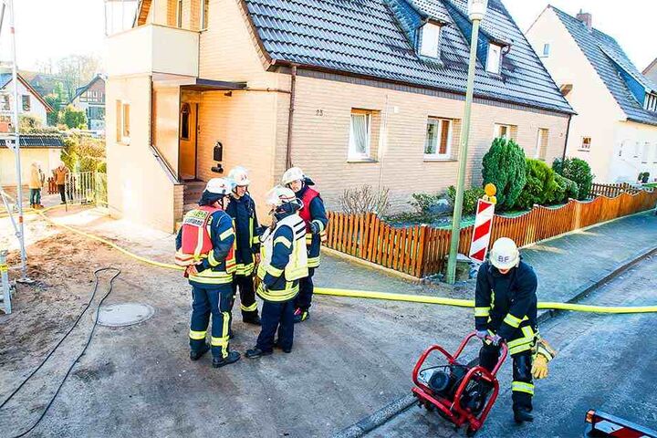 Ein Druckluftentlüfter musste aufgestellt werden, um den Rauch aus dem Haus zu bekommen.