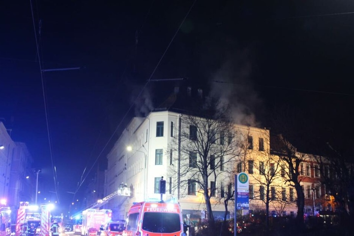 An der Ecke Wolfgang-Heinze- und Herderstraße war es Sonntagnacht zu einem Wohnungsbrand gekommen.