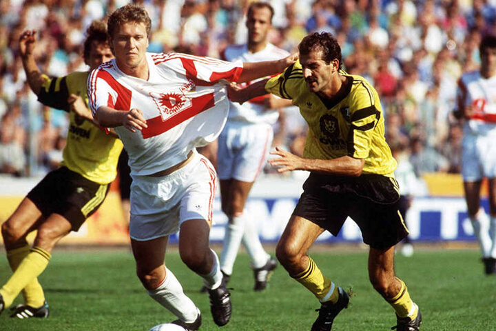 31. August 1991: Sergio Allievi (r.) im Dynamo-Trikot bei einem Zweikampf
mit Nils Schäfer vom VfB Stuttgart.