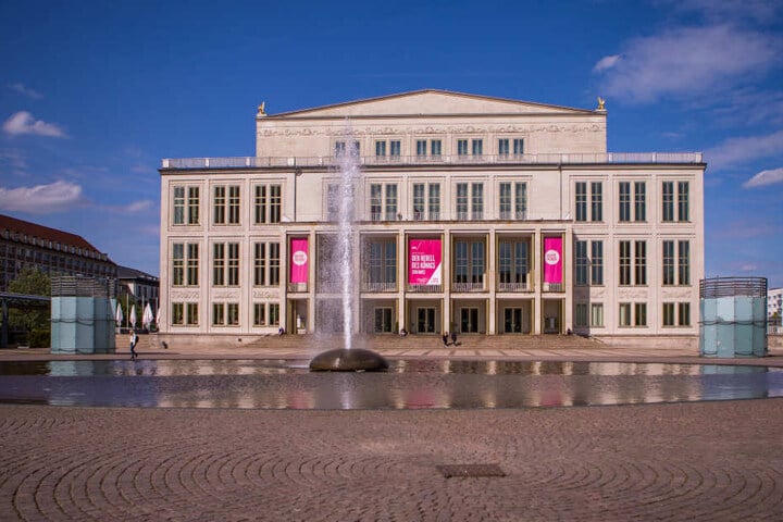 Seit einiger Zeit zierten den Opernvorplatz auf de Augustusplatz zwei gelbe Enten. Die kleinere der beiden wurde nun gestohlen.