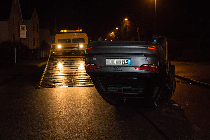 Der Audi überschlug sich und blieb auf dem Dach liegen.