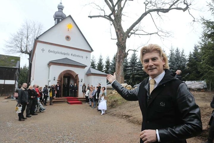 Tino Taubert (54) hatte 2011 die Idee zur konfessionslosen Kapelle. Die Kapelle ist eine offizielle Außenstelle der Standesamts in Hohenstein-Ernstthal.