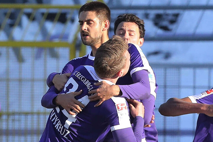 Nach seinem Siegtor gegen Heidenheim zum Rückrundenstart 2016/17 wurde Dimitrij Nazarov (re., M.) von den Kollegen gefeiert.