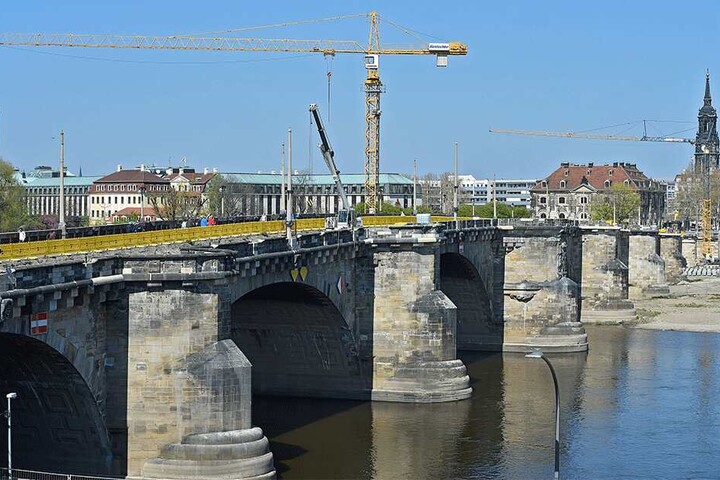 An der Augustusbrücke wird kräftig gebaut.