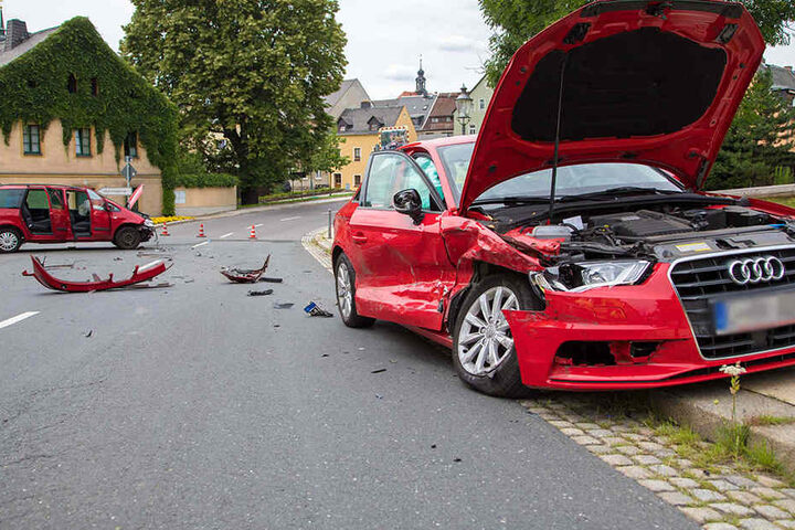 Die beiden Autos krachten frontal zusammen.