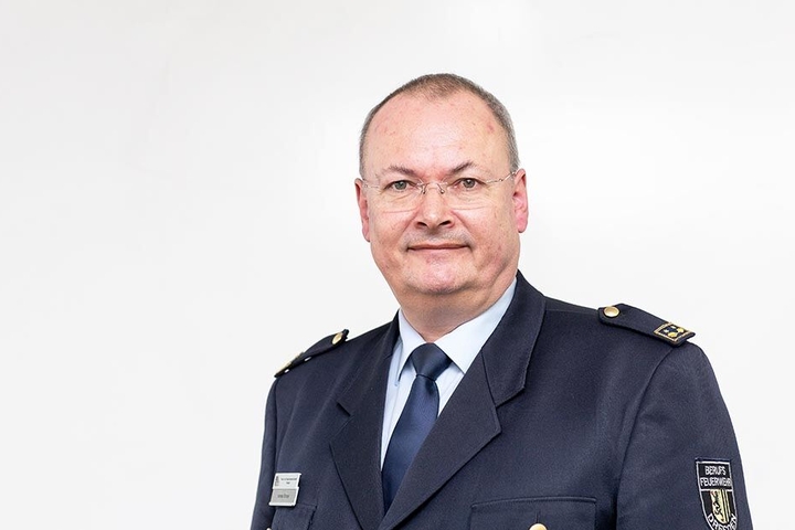 Dresdens Feuerwehr- und Rettungsdienst-Chef Andreas Rümpel (60) hat mit seinen Kollegen ein anstregendes Jahr hinter sich.