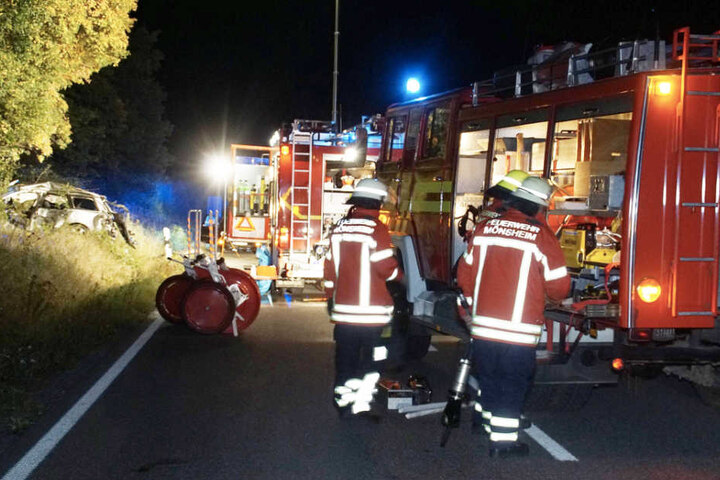 Rettungskräfte vor Ort an der Unglücksstelle.