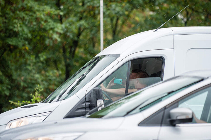 Und auch die Personen in diesem Kleintransporter konnten ihre Finger nicht vom Smartphone lassen und machten ungeniert Fotos.