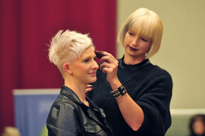 Kitty Haidy (32) gibt dem raspelkurzen Schopf von Modell Silke Bock (35) das passende Make-up.