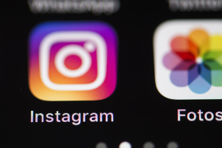 Das Logo des Fotonetzwerks Instagram ist auf dem Bildschirm eines iPhones zu sehen.