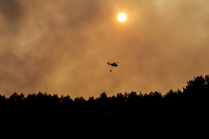 Auch ein Helikopter kam bei dem Brand zum Einsatz.