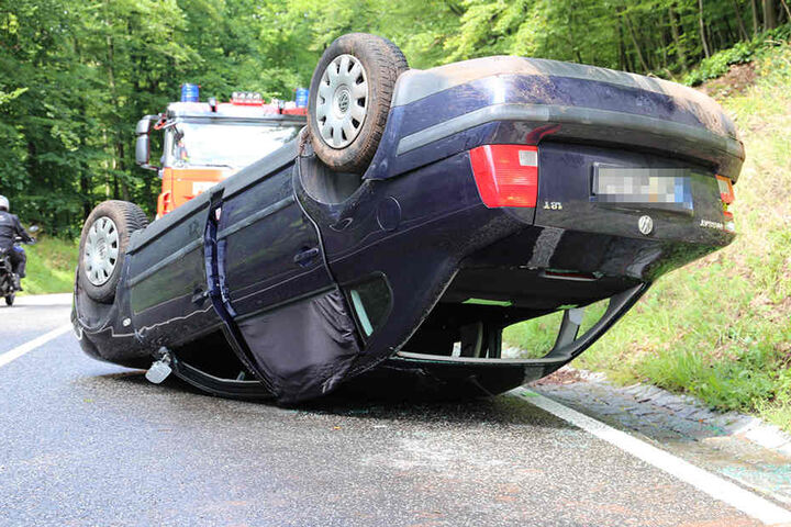 Der Volkswagen überschlug sich kurz nach einer Kurve.