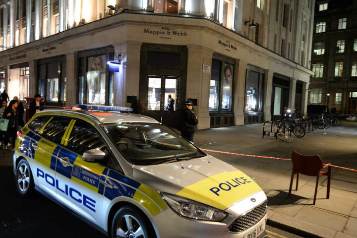 Nach einem Überfall auf ein Juweliergeschäft in Londons Regent Street sind sechs Männer auf einem einzigen Moped entkommen.