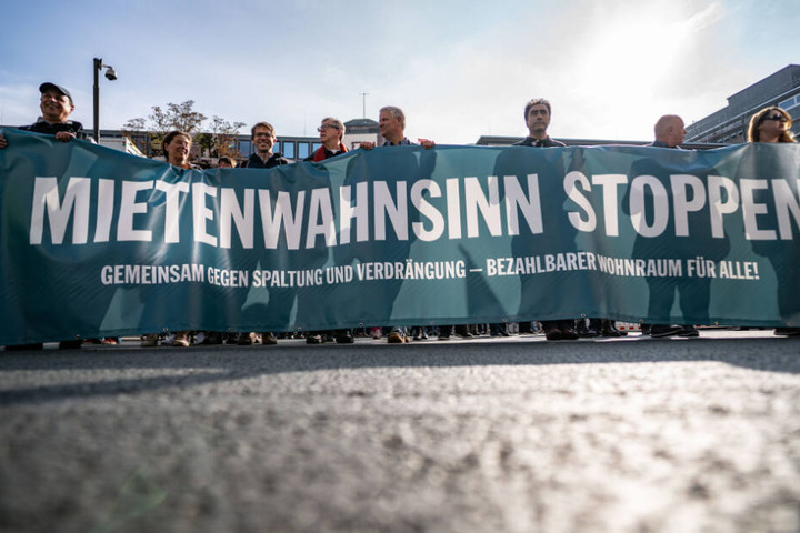 Hinter einem Transparent mit der Aufschrift "Mietenwahnsinn stoppen" ziehen Demonstranten durch die Frankfurter Innenstadt (Archivbild).