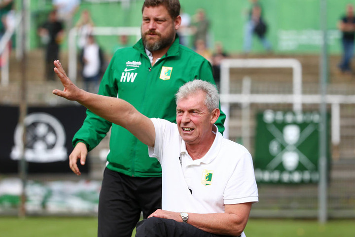 BSG-Coach Diemtar Demuth (unten) dirigierte an der Seitenlinie, feierte mit der Mannschaft und Co-Trainer Hans-Jürgen Weiß ein Unentschieden gegen Nordhausen.