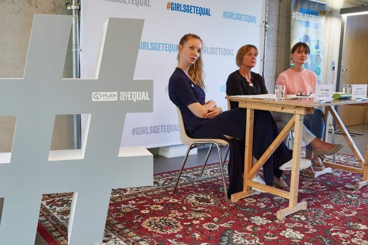 Pheline Roggan (l-r), Maike Röttger und Hannah Müller-Hillebrand sprechen auf einer Pressekonferenz von Plan International zu einer Umfrage zu Rollenbildern in den sozialen Medien.