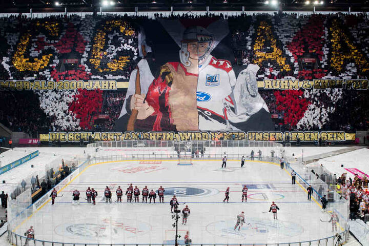 Die Fans der Kölner Haie präsentierten vor dem Spiel eine gewaltige Choreographie.