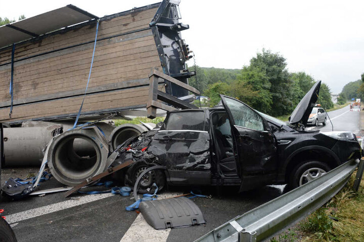 Der komplette Wagen wurde von den Betonröhren zerquetscht.