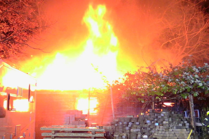 Meterhoch schlugen die Flammen in den Nachthimmel.