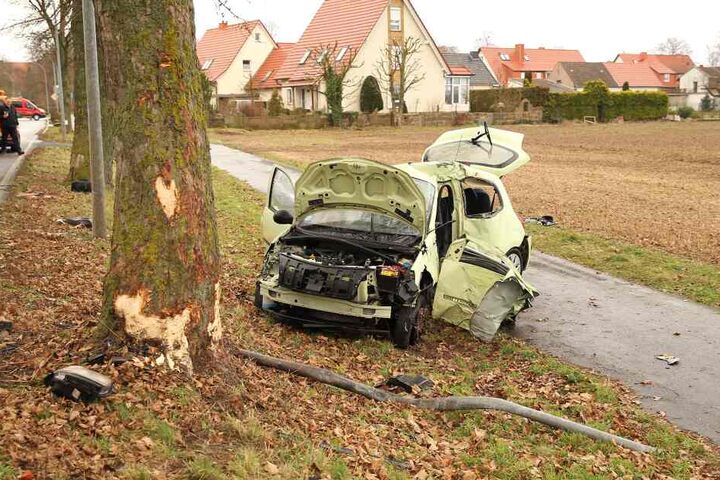 Die 20-Jährige fuhr mit ihrem Auto frontal gegen einen Baum.