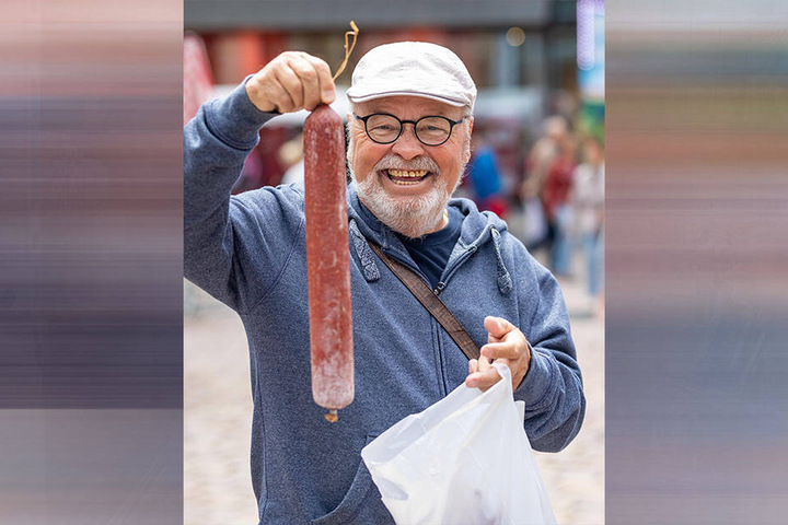 Ist das 'ne Wurst: Horst Klein (70) kaufte bei den Marktschreiern.