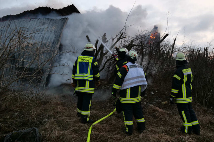 Rund 80 Einsatzkräfte bekämpfen das Feuer.