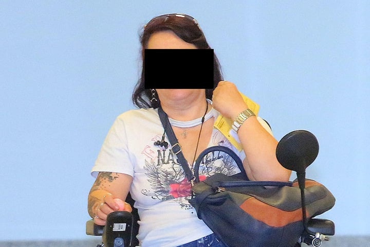 Mutter Birgit S. (49) rastete ausgerechnet an ihren eigenem Geburtstag an der Haltestelle aus.