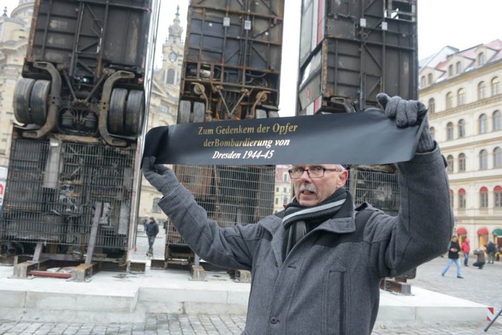 Protest vor den Schrott-Bussen.