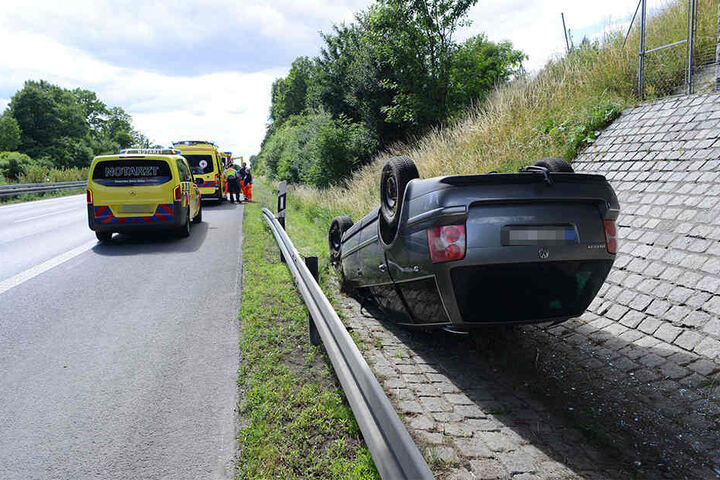 Zum Liegen kam der VW Passat unter einer Autobahnbrücke.