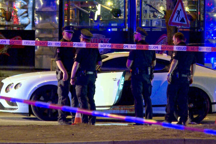 Polizisten stehen neben einem Auto auf dem Millerntorplatz an der Reeperbahn, nachdem Schüsse gefallen waren.