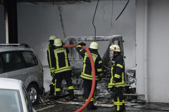 Viele Autos in der Halle wurden beschädigt.