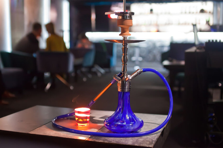In einer Shisha-Bar wurde eine durchgeladene Waffe gefunden. (Symbolbild)