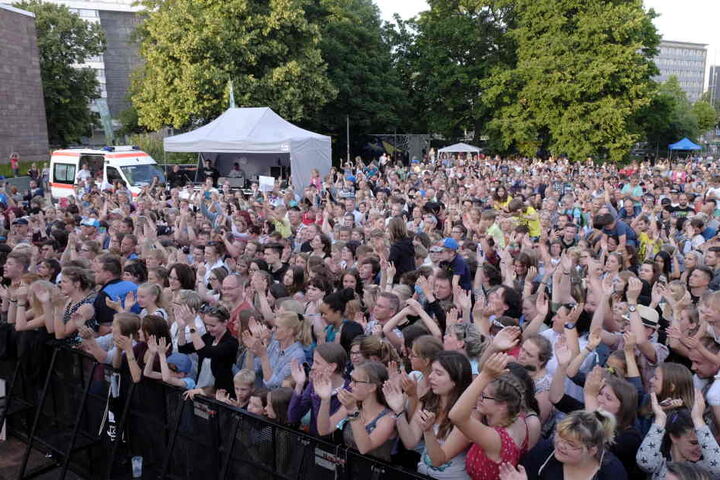 Tausende Fans sind in den Stadthallenpark zum Feiern gekommen.