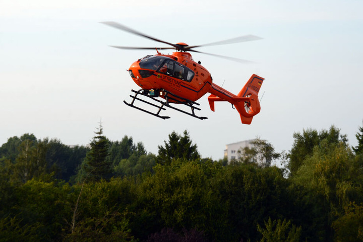 Der Mann wurde per Rettungshubschrauber ins Krankenhaus gebracht. (Symbolbild)
