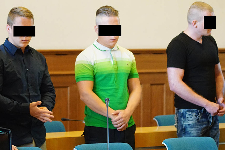 So jung und schon soviel kriminelle Energie: (v.l.) Die beiden Zwillingen Rouven und Cedric S. (19). Rechts neben den beiden steht Mitangeklagter Patrick D. (36).
