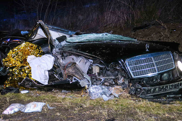 Zwei Schwerverletzte: Dieser Mercedes raste bei Zwickau-Ort über eine Böschung und überschlug sich.
